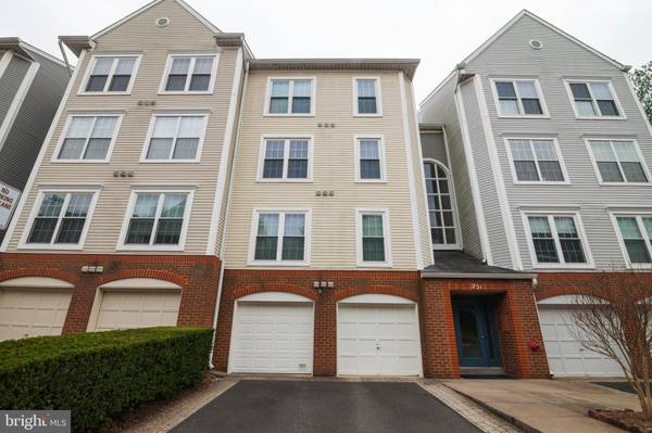 251 S PICKETT ST #302, Alexandria, VA 22304