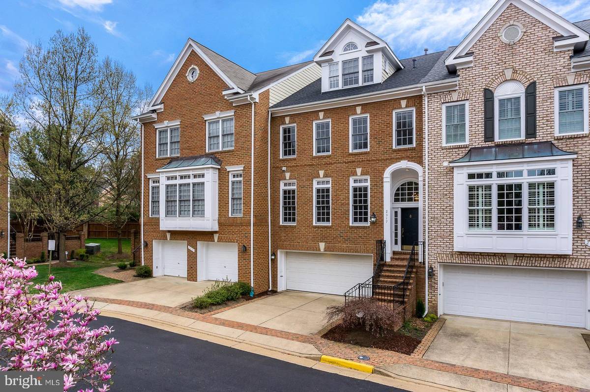 Vienna, VA 22182,2317 SAWTOOTH OAK CT