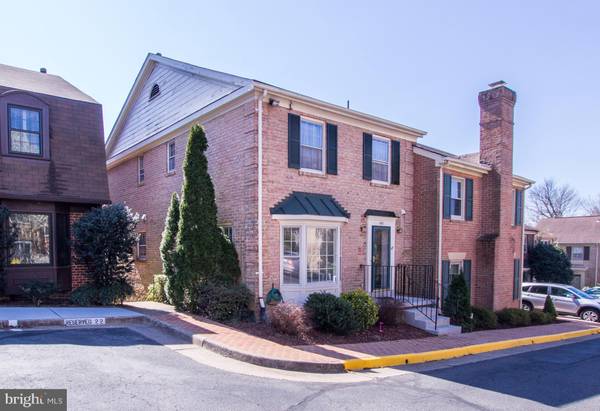 3033 FEDERAL HILL DR, Falls Church, VA 22044