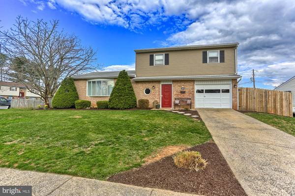 5229 ROYAL DR, Mechanicsburg, PA 17055