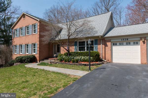 1528 LAUREL HILL RD, Vienna, VA 22182