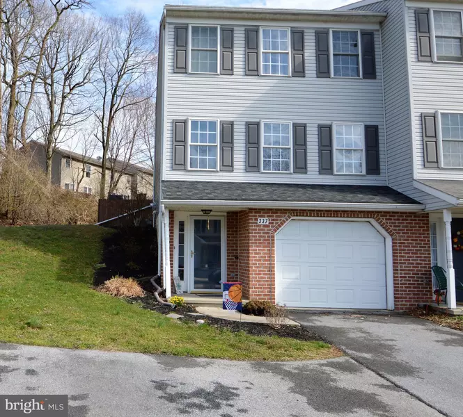 337 CROSSWINDS DR, Lititz, PA 17543