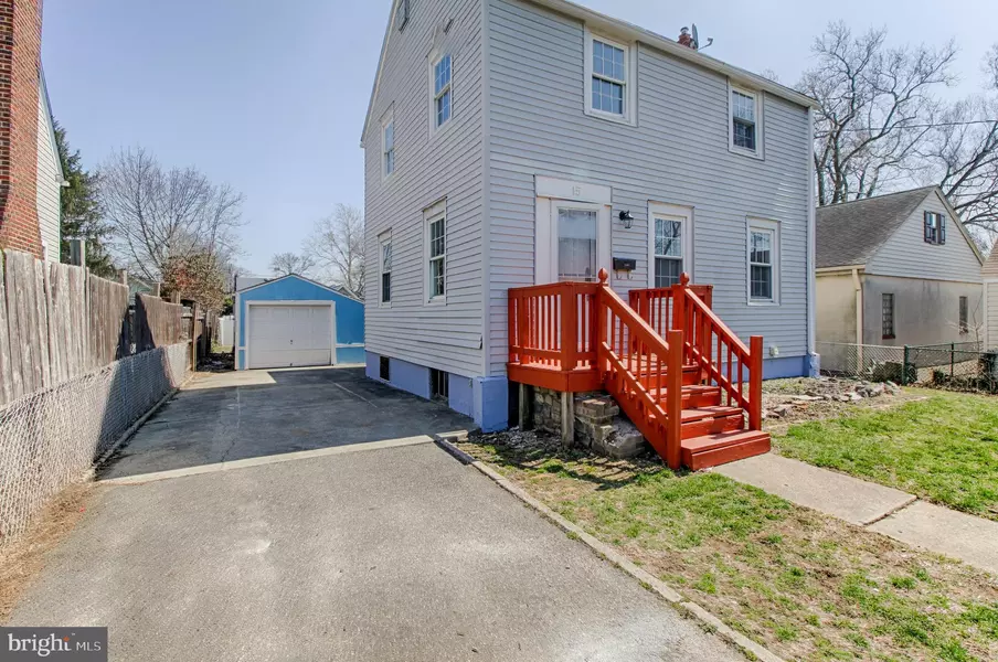 15 N CHESTNUT AVE, Maple Shade, NJ 08052