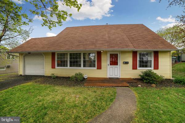 37 QUAKER HILL RD, Levittown, PA 19057