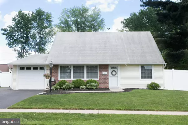 34 CRYSTAL RD, Levittown, PA 19057