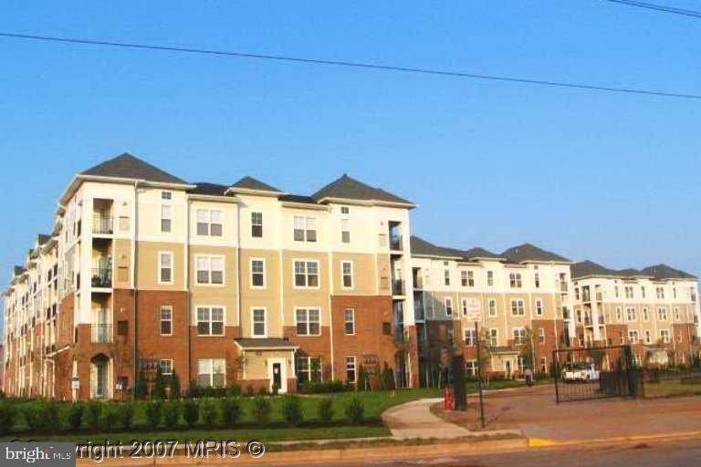 Chantilly, VA 20151,3810 LIGHTFOOT ST #307