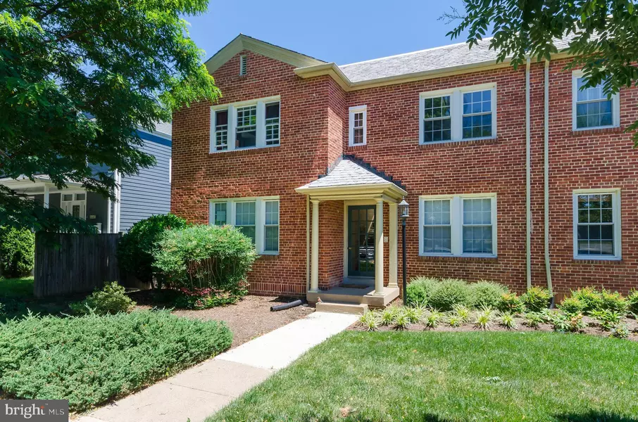 9 RUSSELL RD #B, Alexandria, VA 22301