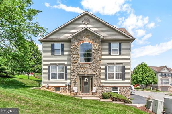 2768 HUNTERS CREST DR, York, PA 17402