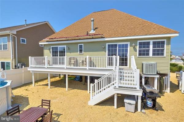 8 JOY RD, Manahawkin, NJ 08050