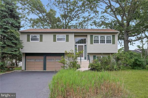 19 LAYTON AVE, Pine Beach, NJ 08741