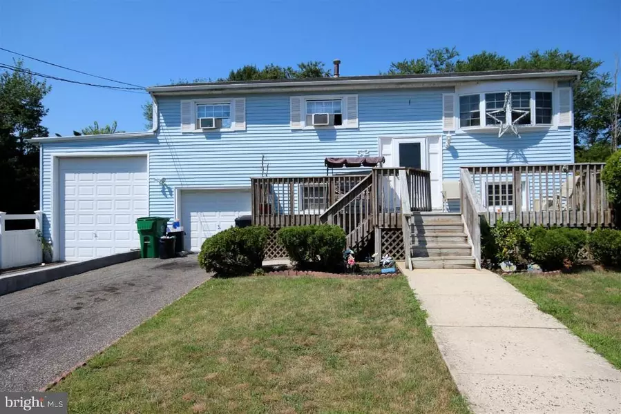 52 LAKEVIEW DR, Toms River, NJ 08757