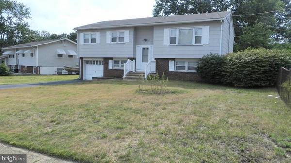 552 FOUNTAIN DR, Toms River, NJ 08753