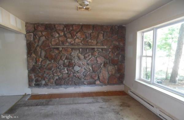 Manahawkin, NJ 08050,144 COMMODORE RD