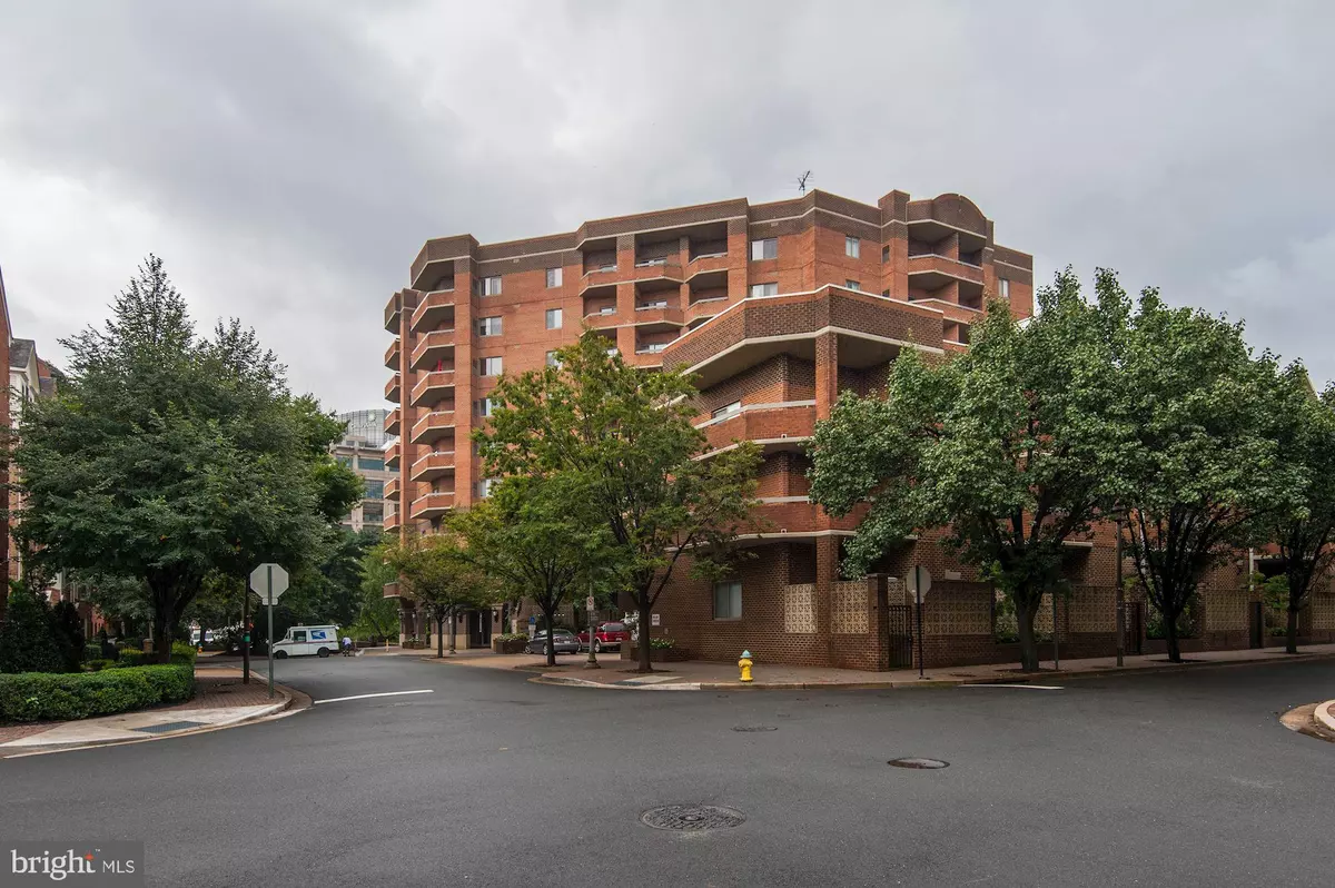 Arlington, VA 22201,1050 N STUART ST #225