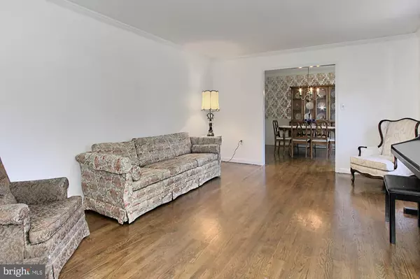 Falls Church, VA 22042,3307 HORSEMAN LN