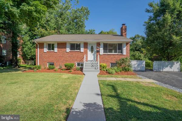 3903 WHISPERING LN, Falls Church, VA 22041