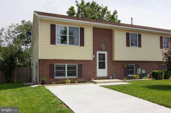 3 STUART CIR, Hanover, PA 17331