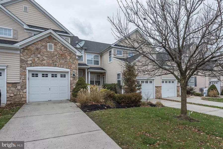 8 STERN LIGHT DR, Mount Laurel, NJ 08054