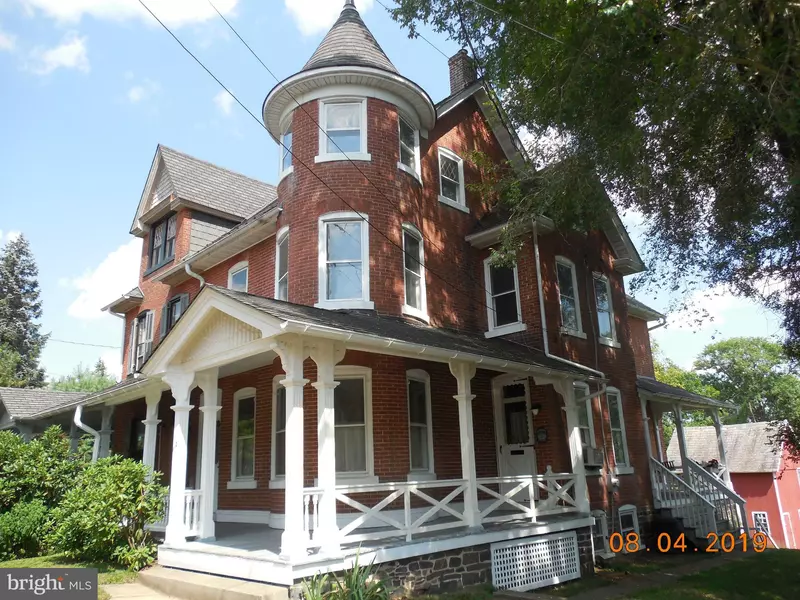 110 E WALNUT ST, Sellersville, PA 18960