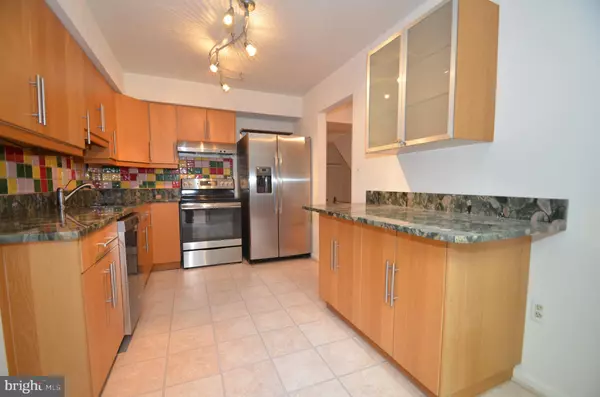 Alexandria, VA 22315,6123 SUMMER PARK LN