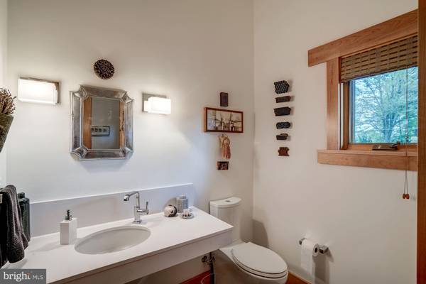 Oakton, VA 22124,10118 PINE ST