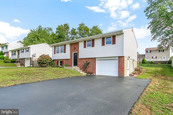 3164 GREENRIDGE DR, Lancaster, PA 17601