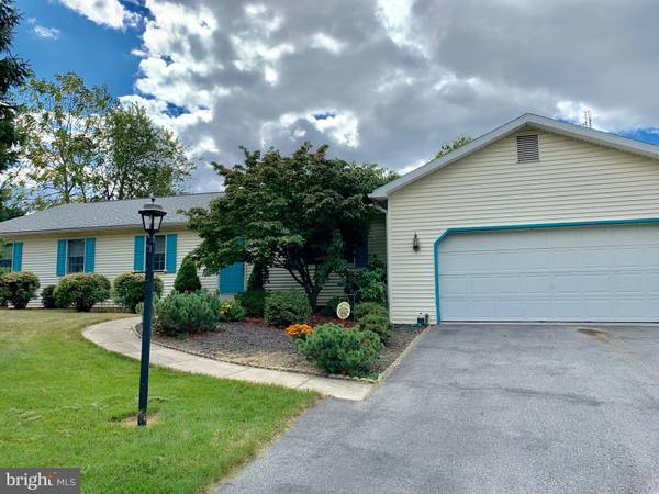 4 FAIRWAY DR, Dillsburg, PA 17019