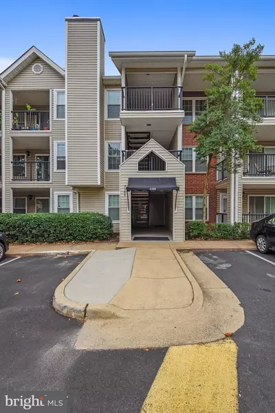 3304 WYNDHAM CIR #337, Alexandria, VA 22302