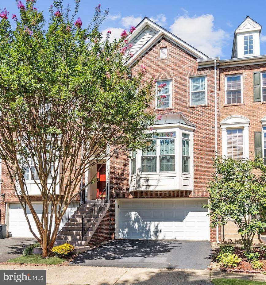 8845 ROYAL DOULTON LN, Fairfax, VA 22031