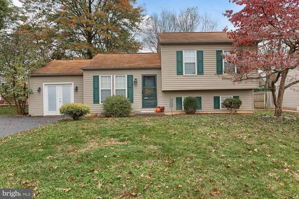 10 LILAC DR, Mechanicsburg, PA 17050