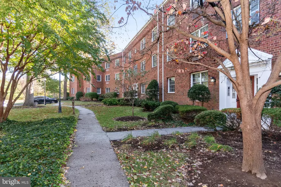 1724 W ABINGDON DR #302, Alexandria, VA 22314