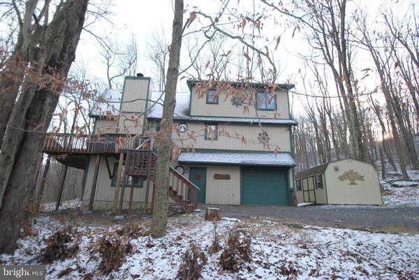 30 MOUNTAIN VIEW DR, Pocono Lake, PA 18347