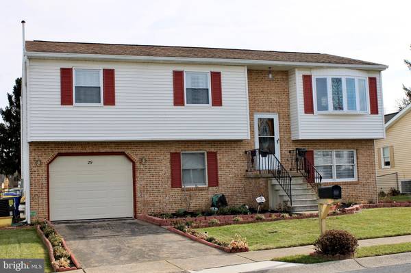 29 HONEYSUCKLE DR, Mechanicsburg, PA 17050