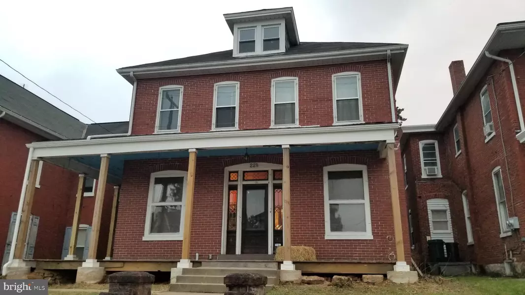 228 S STATE ST, Ephrata, PA 17522