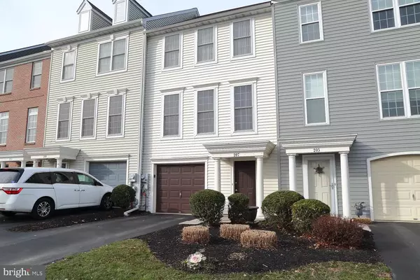 207 LAKESIDE XING, Mount Joy, PA 17552