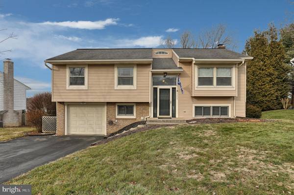 2205 BOB WHITE LN, Lancaster, PA 17601