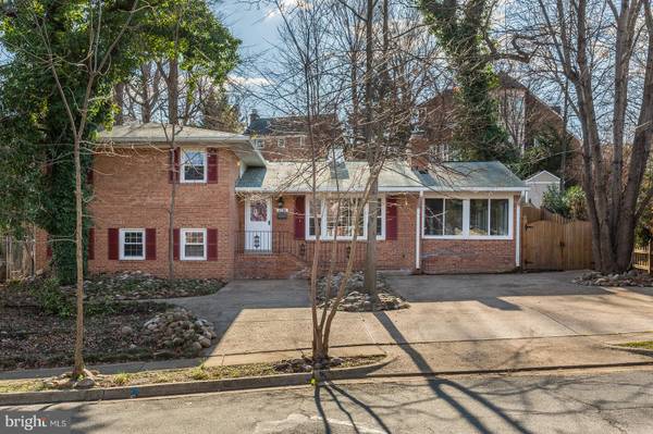 3705 CAMERON MILLS RD, Alexandria, VA 22305