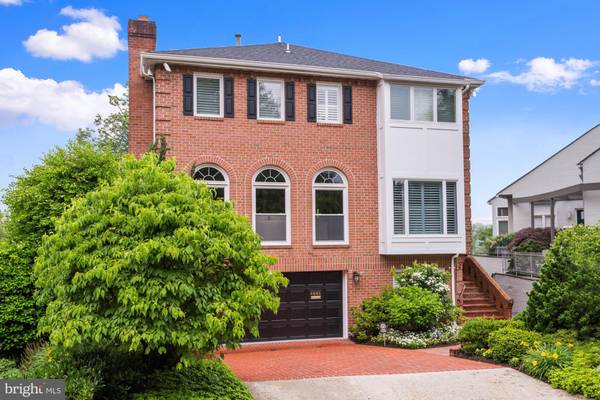 4662 CHARLESTON TER NW, Washington, DC 20007