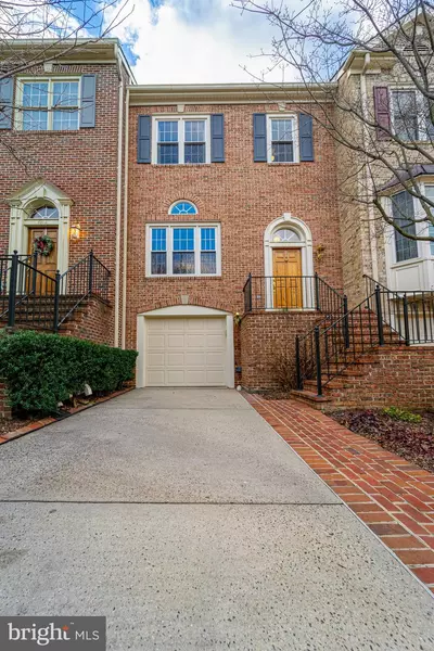 3910 BARCROFT MEWS CT, Falls Church, VA 22041