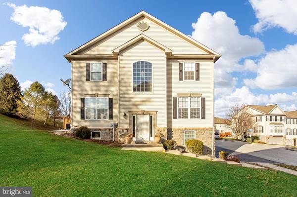 2736 HUNTERS CREST DR, York, PA 17402