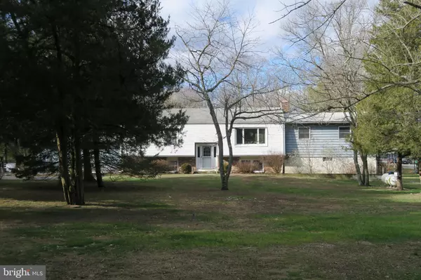 Cream Ridge, NJ 08514,864 MONMOUTH RD