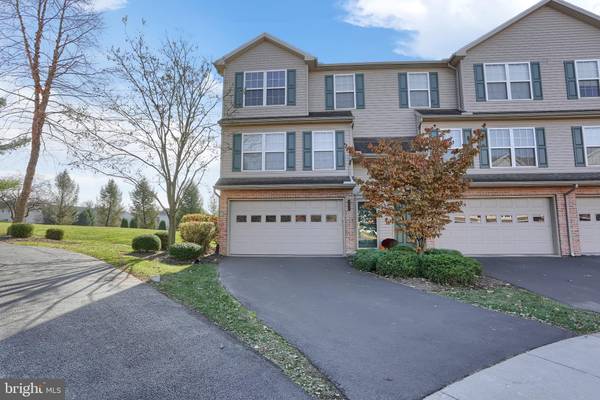 562 MEADOWCROFT CIR, Mechanicsburg, PA 17055