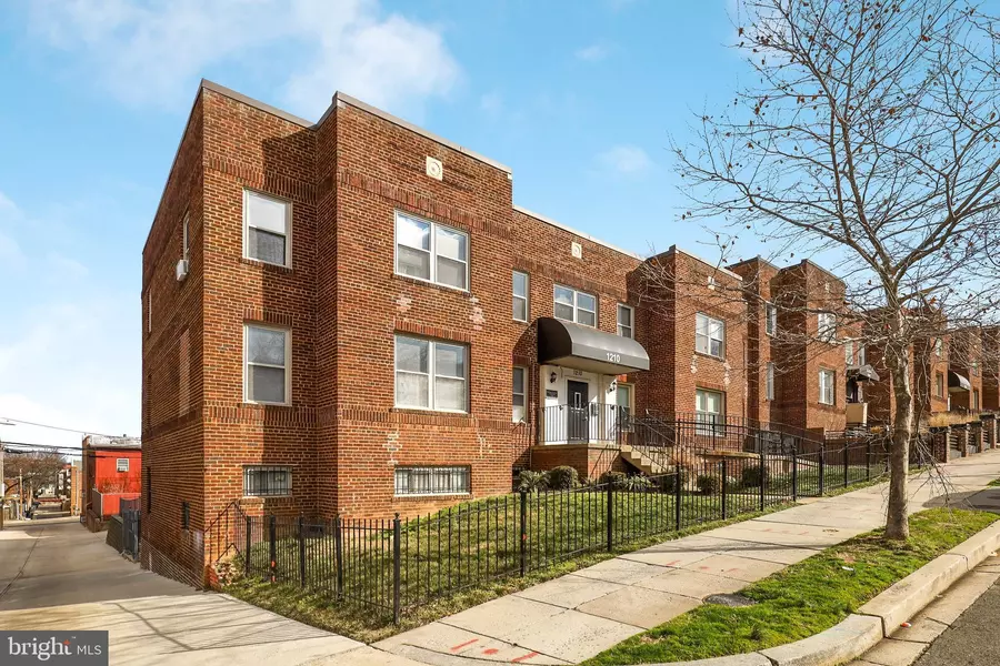 1210 HOLBROOK TER NE #102, Washington, DC 20002