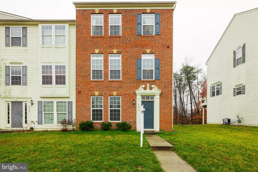 42977 EDGEWATER ST, Chantilly, VA 20152