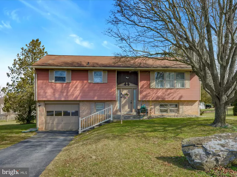 15 OVERLOOK DR, Ephrata, PA 17522