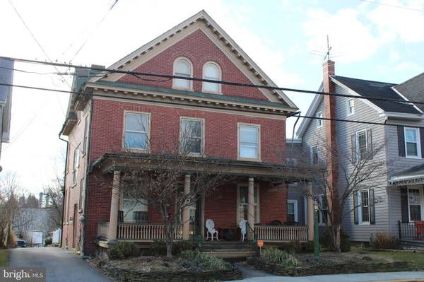 376 E MAIN ST, New Holland, PA 17557