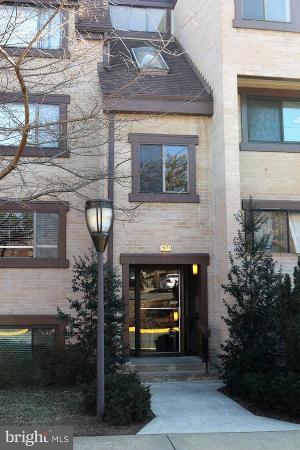 1671 PARKCREST CIR #100, Reston, VA 20190