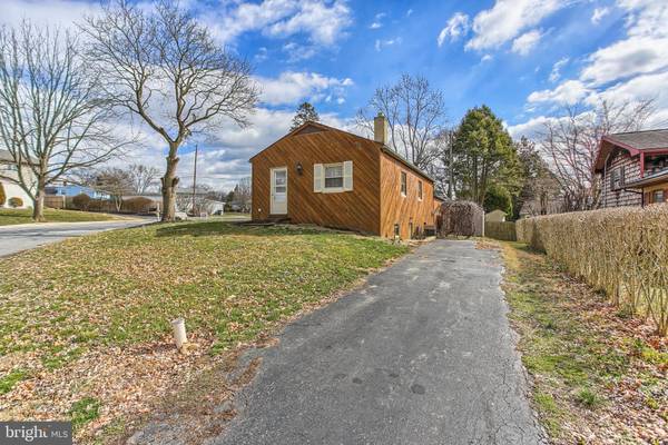 Lancaster, PA 17603,102 VILLAGE GREEN LN