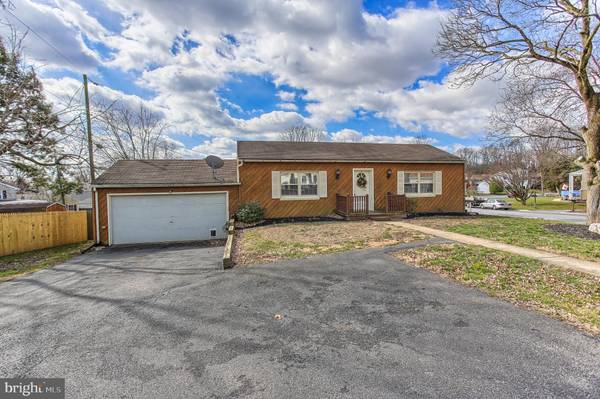 102 VILLAGE GREEN LN, Lancaster, PA 17603