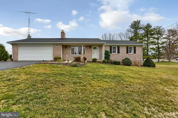 1484 HILLCREST DR, Chambersburg, PA 17202